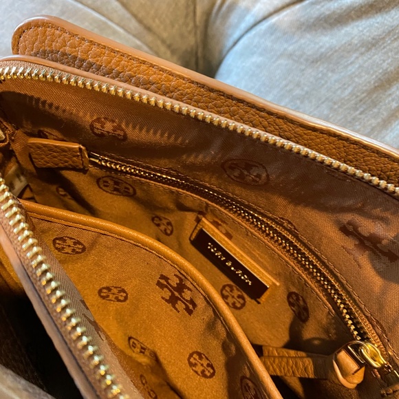 Tory Burch Tan Pebbled Leather Crossbody Bag & Matching Zip Around Wallet Set - Picture 9 of 16